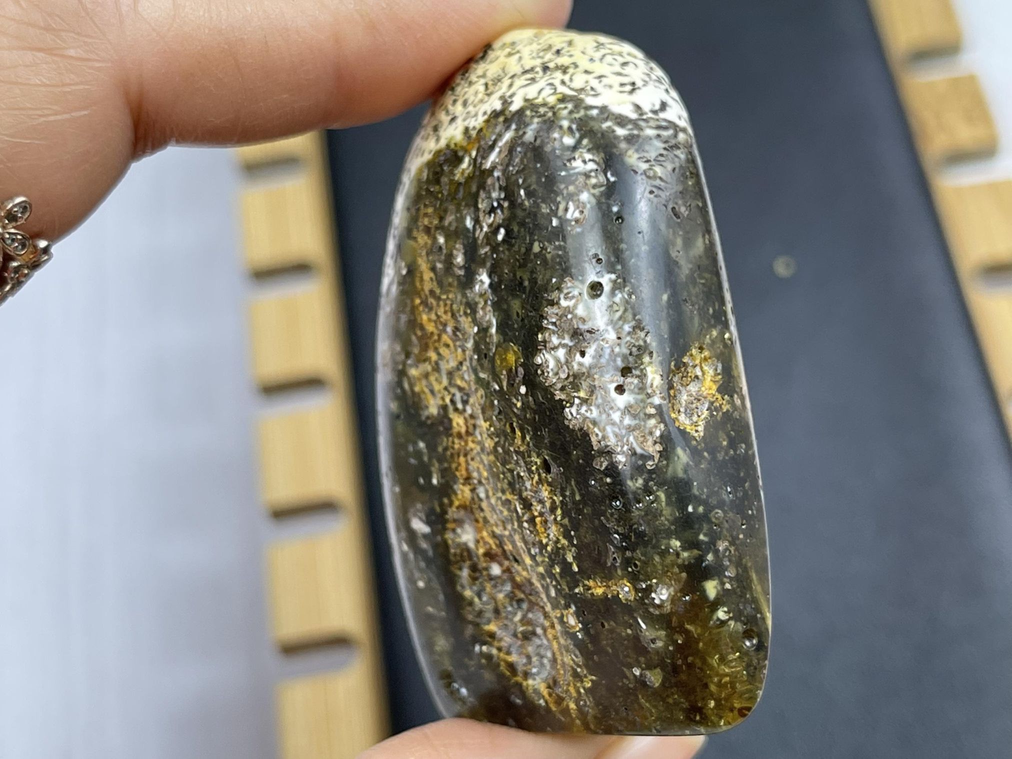 Mặt đá hổ phách thô MHPT251121-12 22,2g 53x39x17 mm