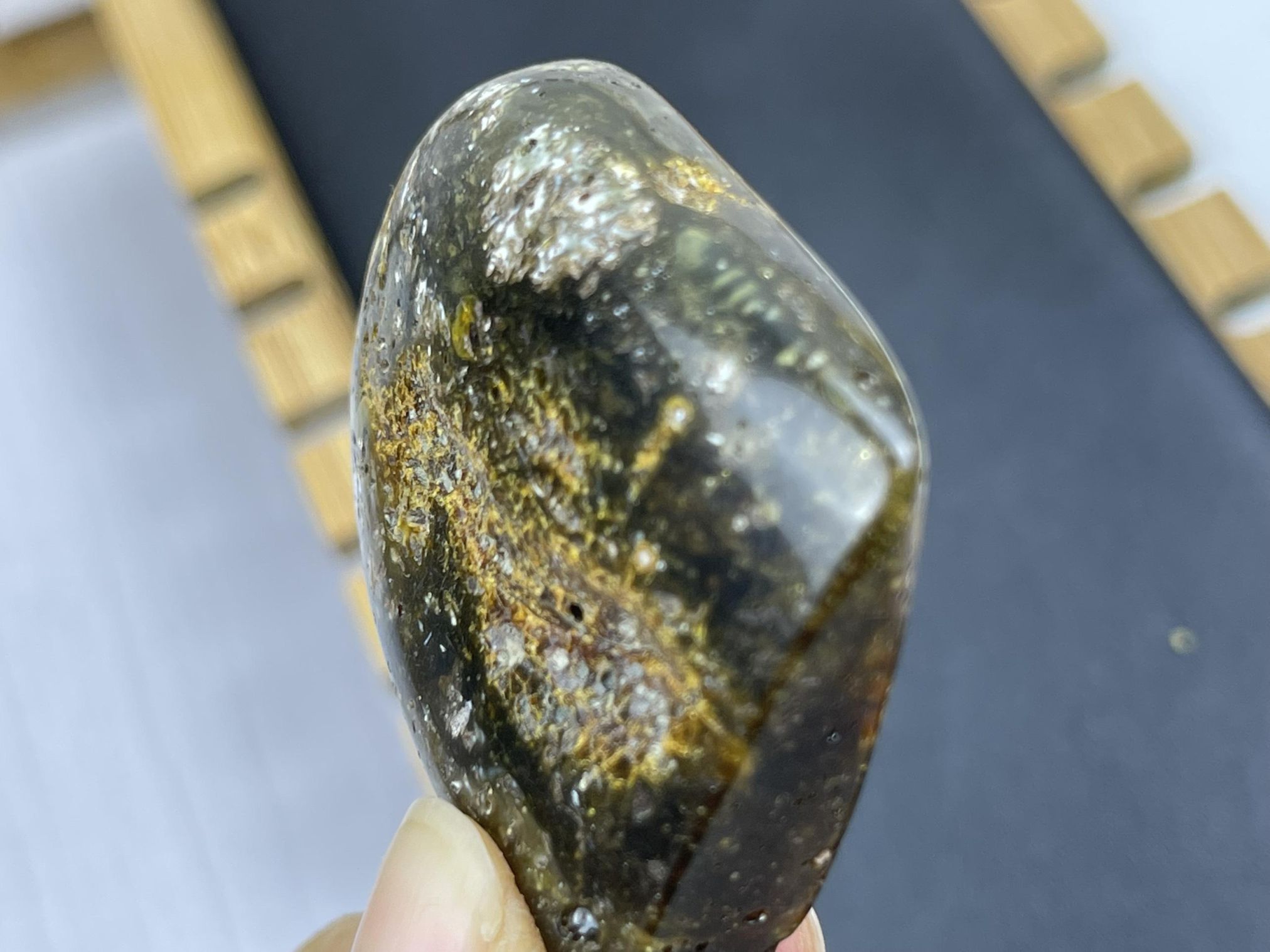 Mặt đá hổ phách thô MHPT251121-12 22,2g 53x39x17 mm
