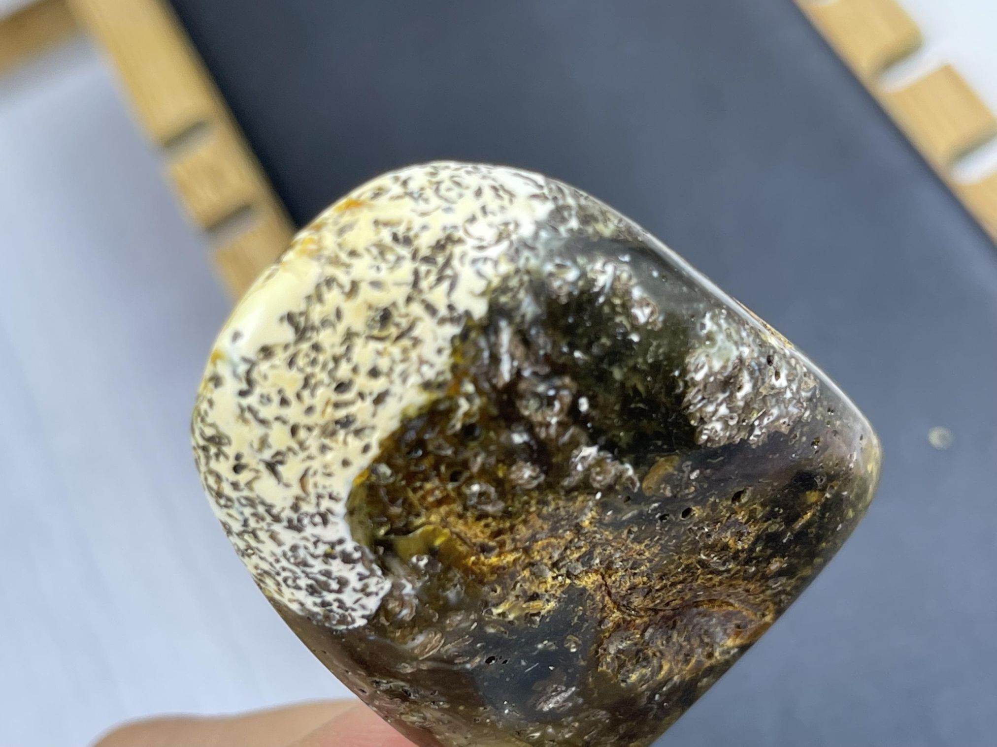 Mặt đá hổ phách thô MHPT251121-12 22,2g 53x39x17 mm