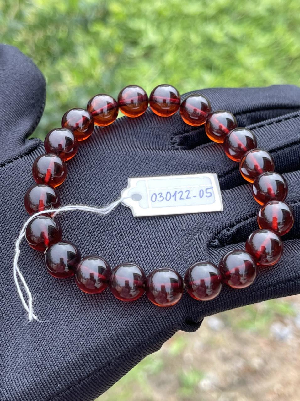 Vòng hổ phách đỏ huyết dụ VHP030122-05 10g 9,6 ly size 17,2 cm