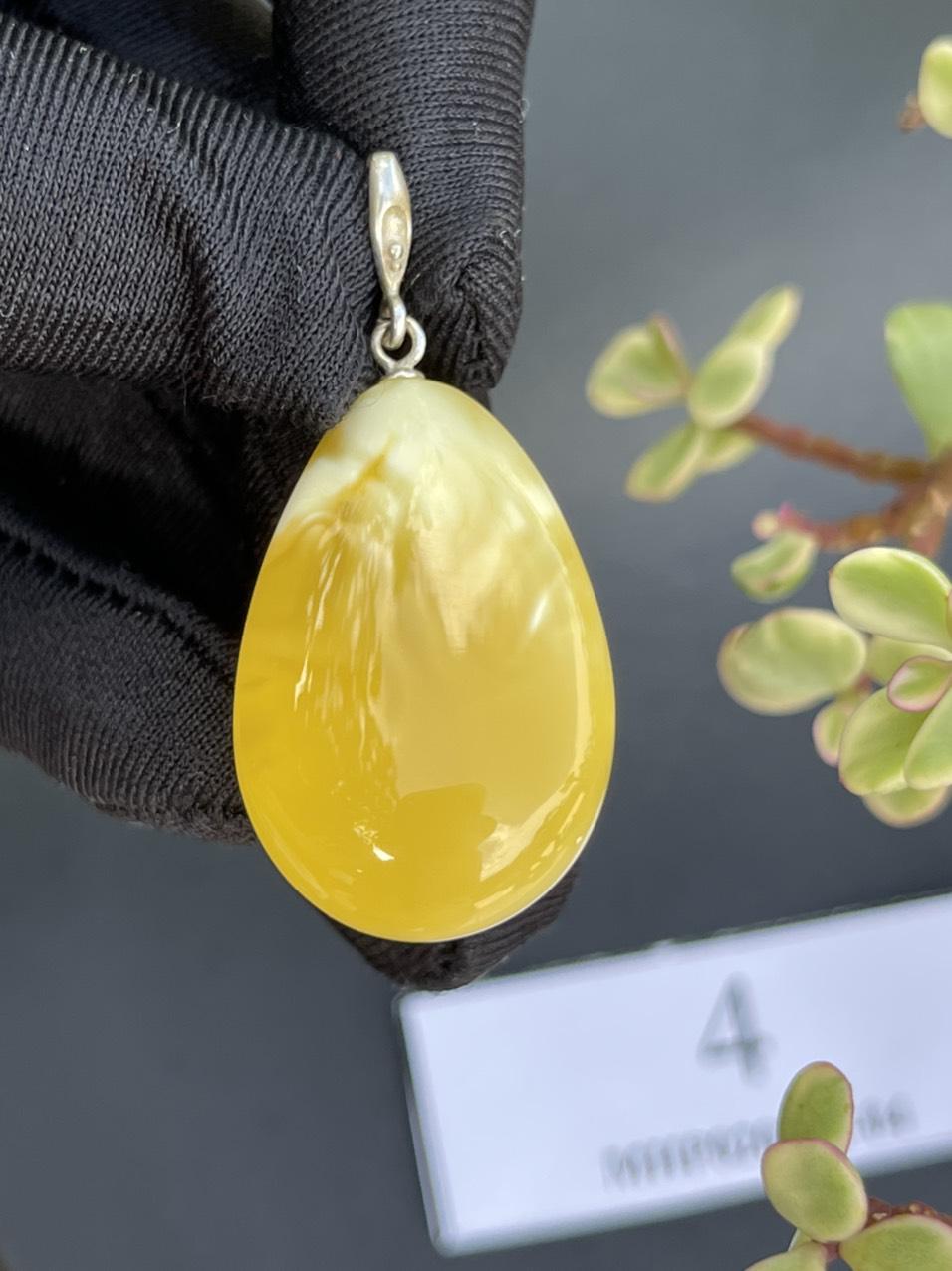 Mặt dây chuyền hổ phách MHP020322-04