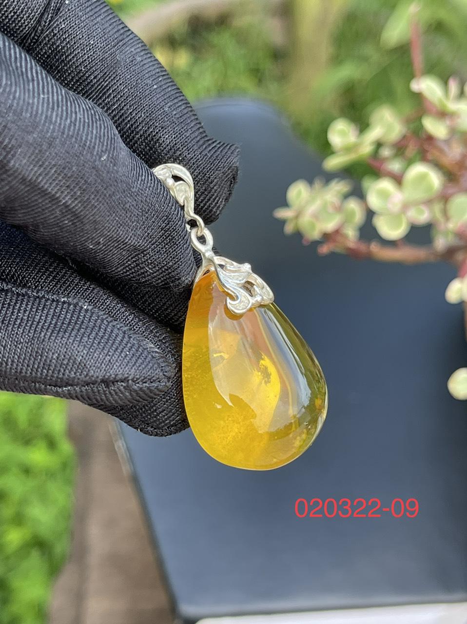 Mặt dây chuyền hổ phách MHP020322-09