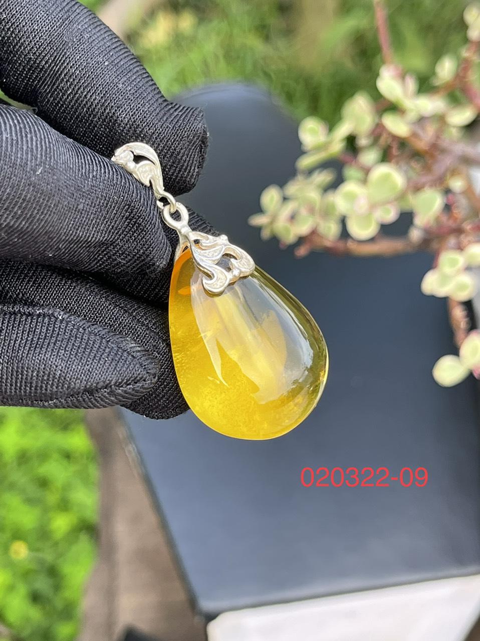 Mặt dây chuyền hổ phách MHP020322-09