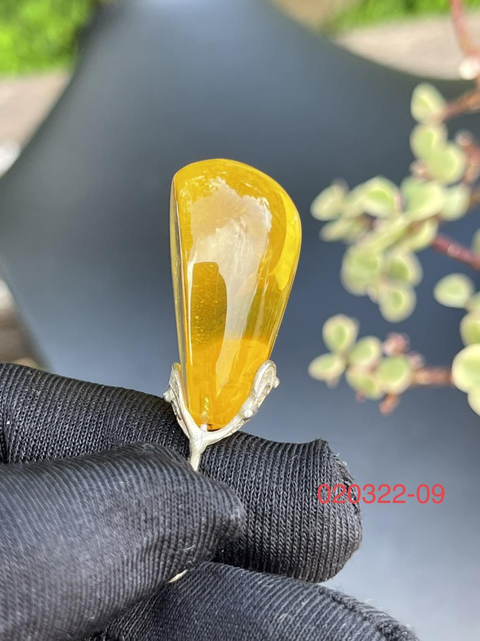 Mặt dây chuyền hổ phách MHP020322-09