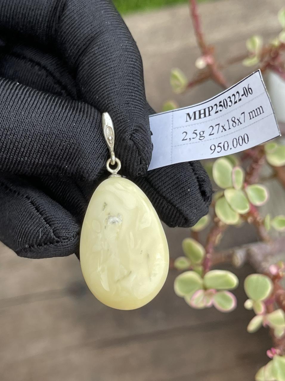 Mặt dây chuyền hổ phách MHP250322-06