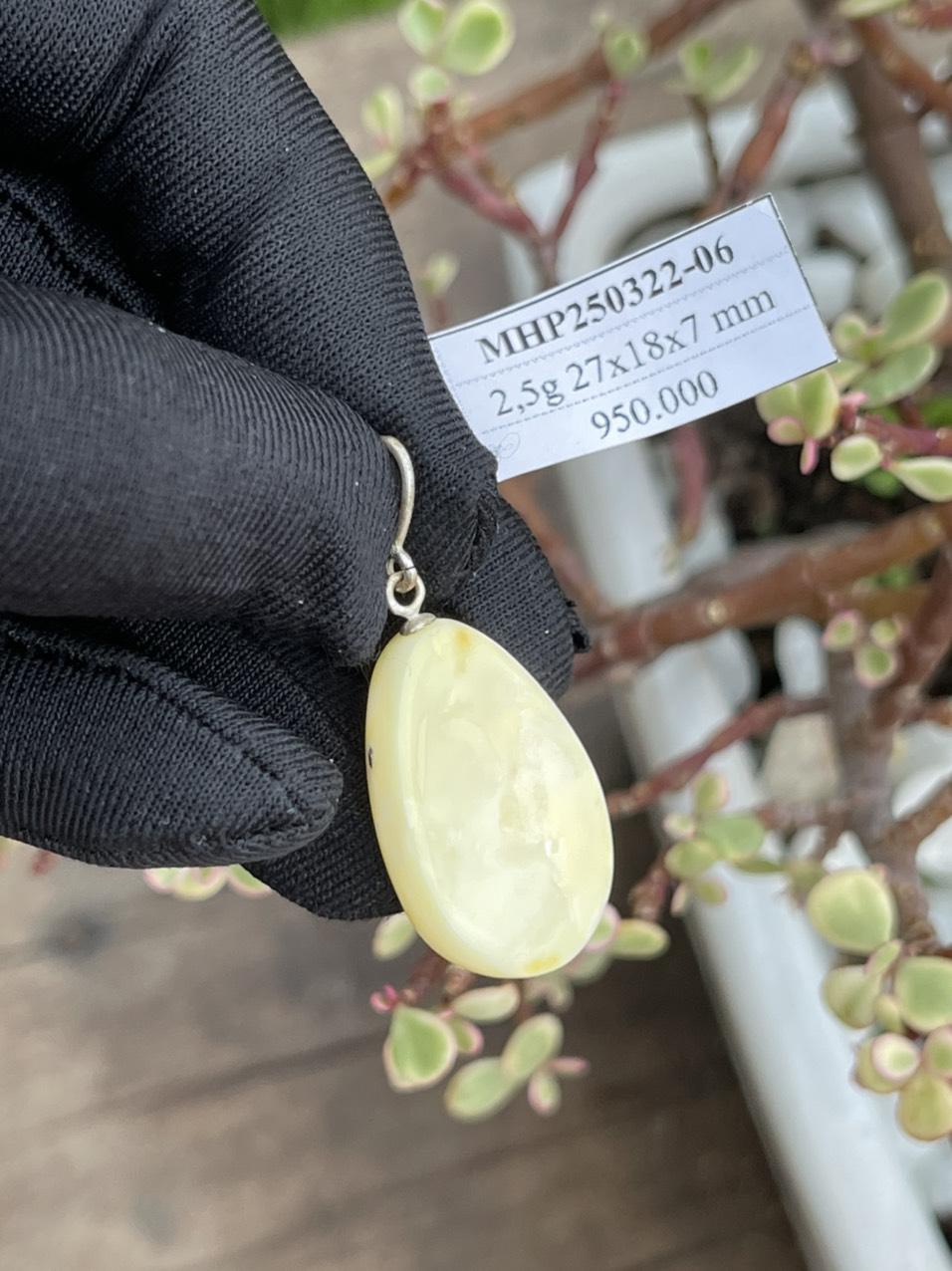 Mặt dây chuyền hổ phách MHP250322-06