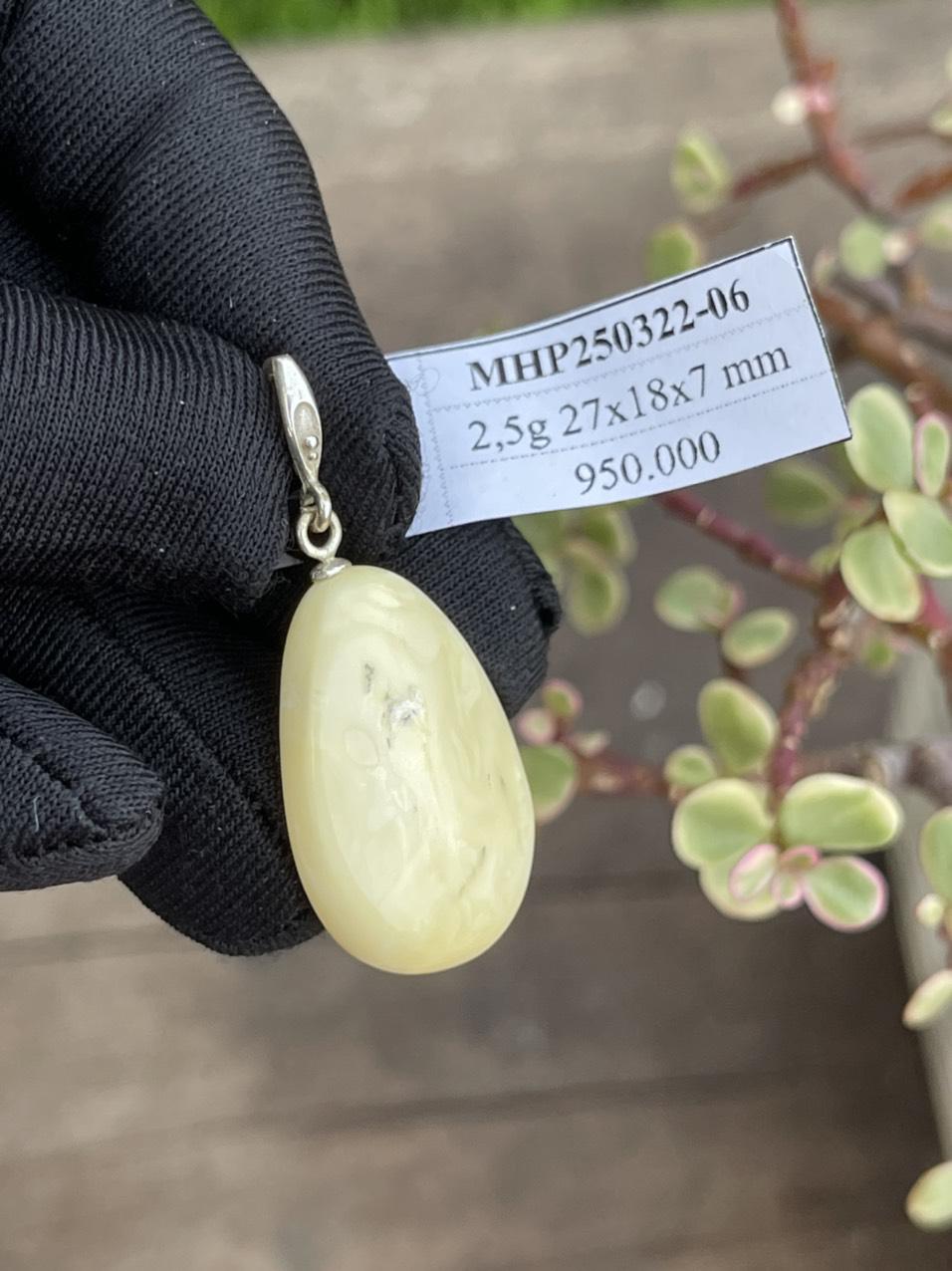 Mặt dây chuyền hổ phách MHP250322-06