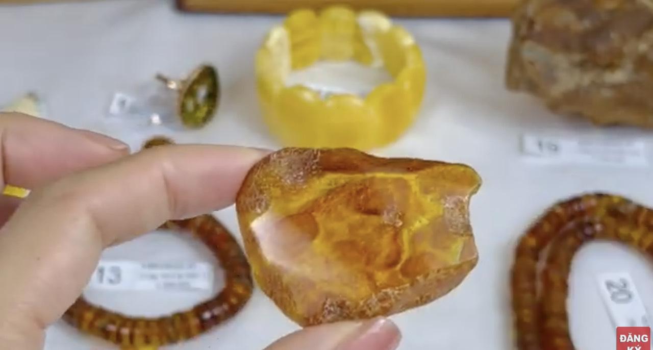 Mặt hổ phách thô MHPT250322-17