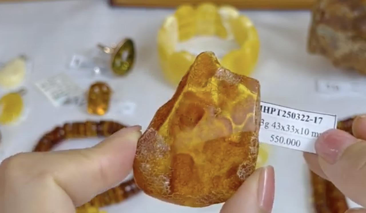 Mặt hổ phách thô MHPT250322-17