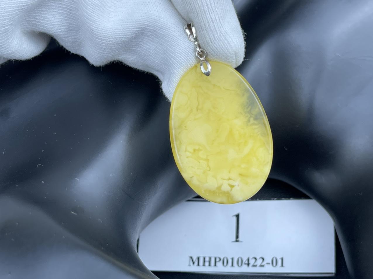Mặt dây chuyền hổ phách MHP010422-01