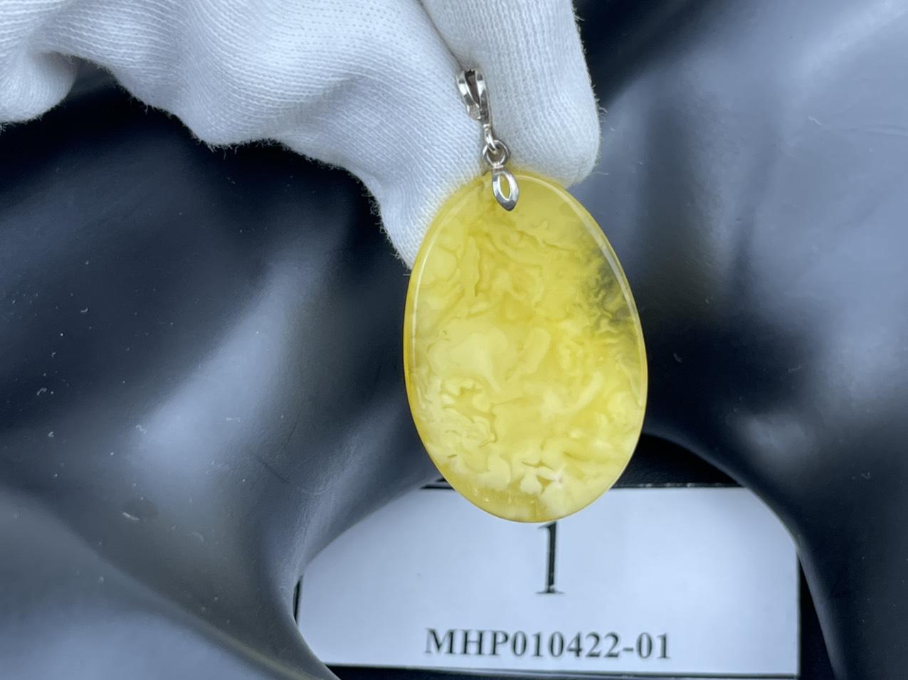 Mặt dây chuyền hổ phách MHP010422-01