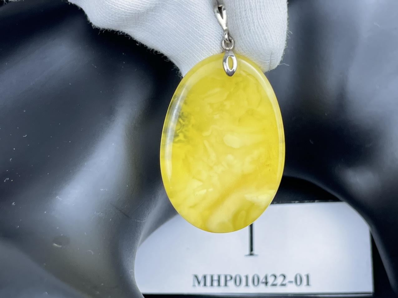 Mặt dây chuyền hổ phách MHP010422-01