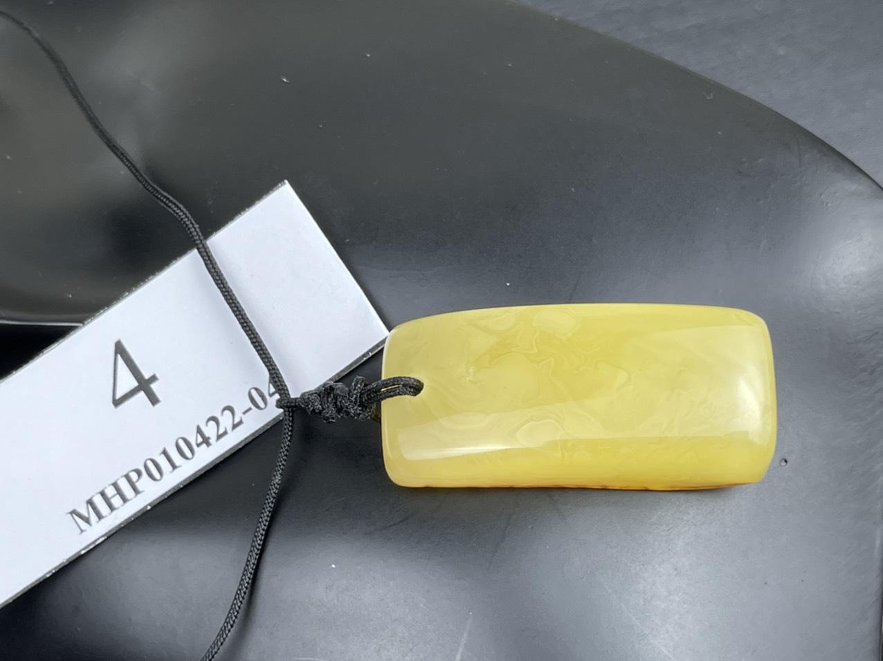Mặt dây chuyền hổ phách MHP010422-04