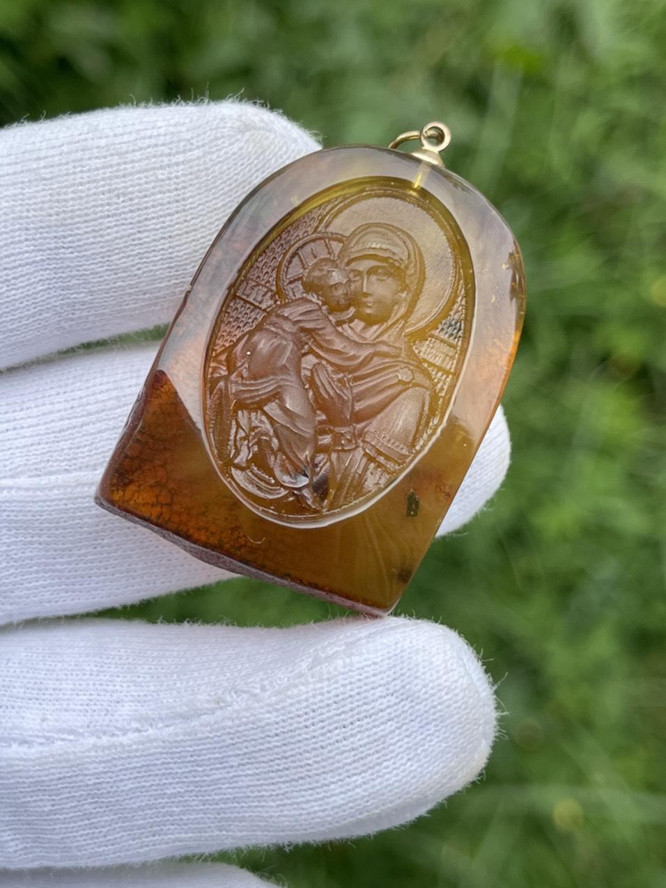 Mặt Hổ Phách chúa Giê Su, Đức Mẹ Maria - Đức Mẹ Maria bồng Thiên Chúa Giê Su