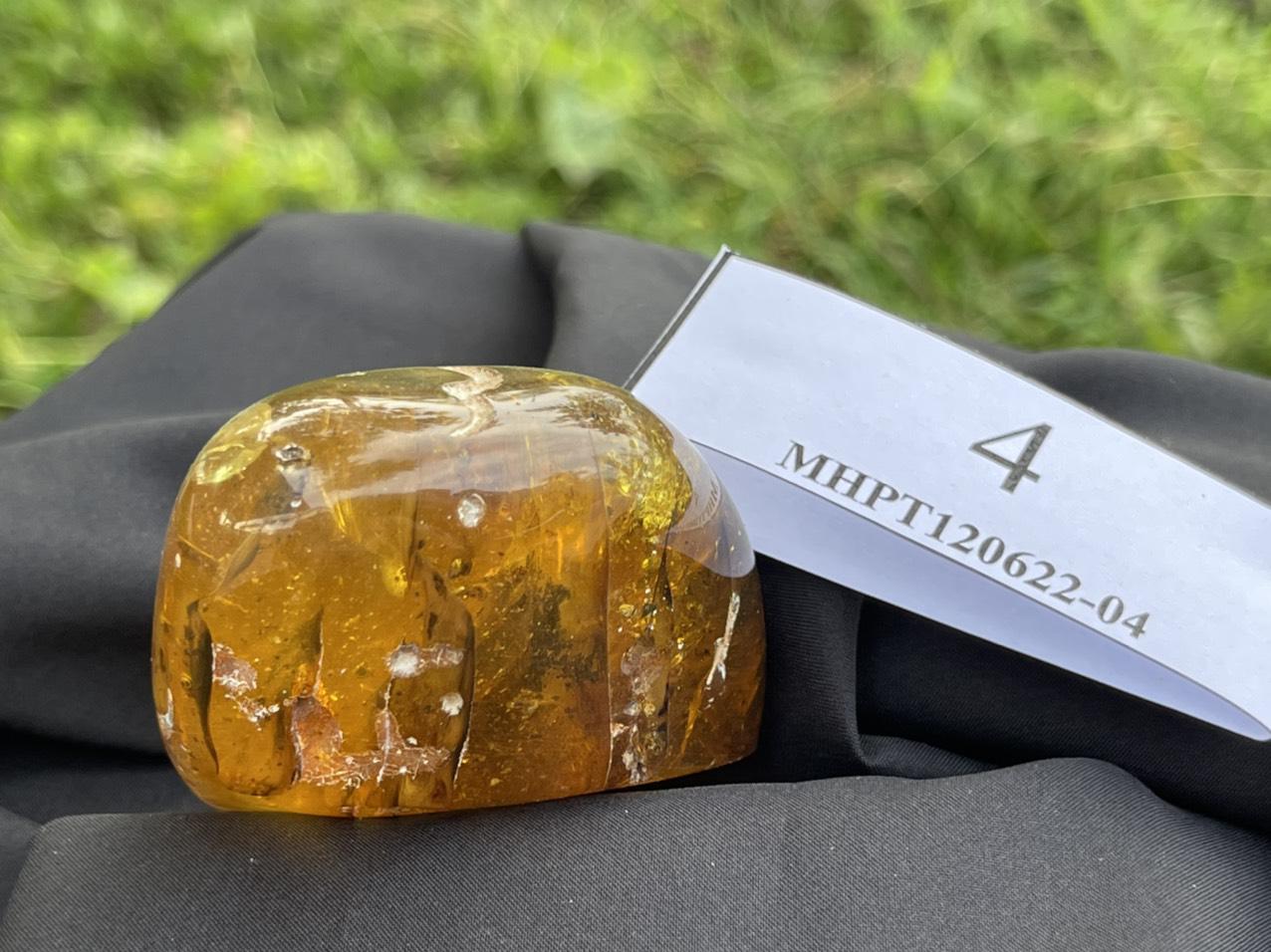 Mặt hổ phách thô MHPT120622-04