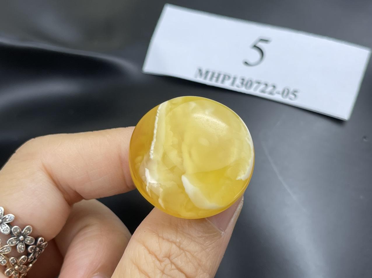 Đá hổ phách có tác dụng gì? Mặt dây chuyền Hổ phách MHP130722-05