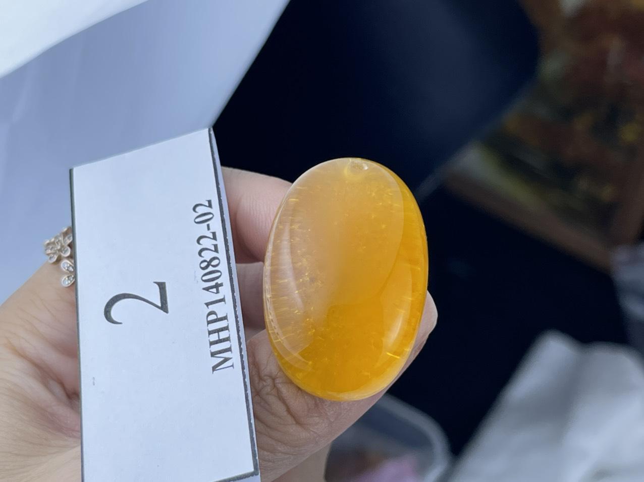 Mặt dây chuyền hổ phách nga màu vàng cam MHP140822-02