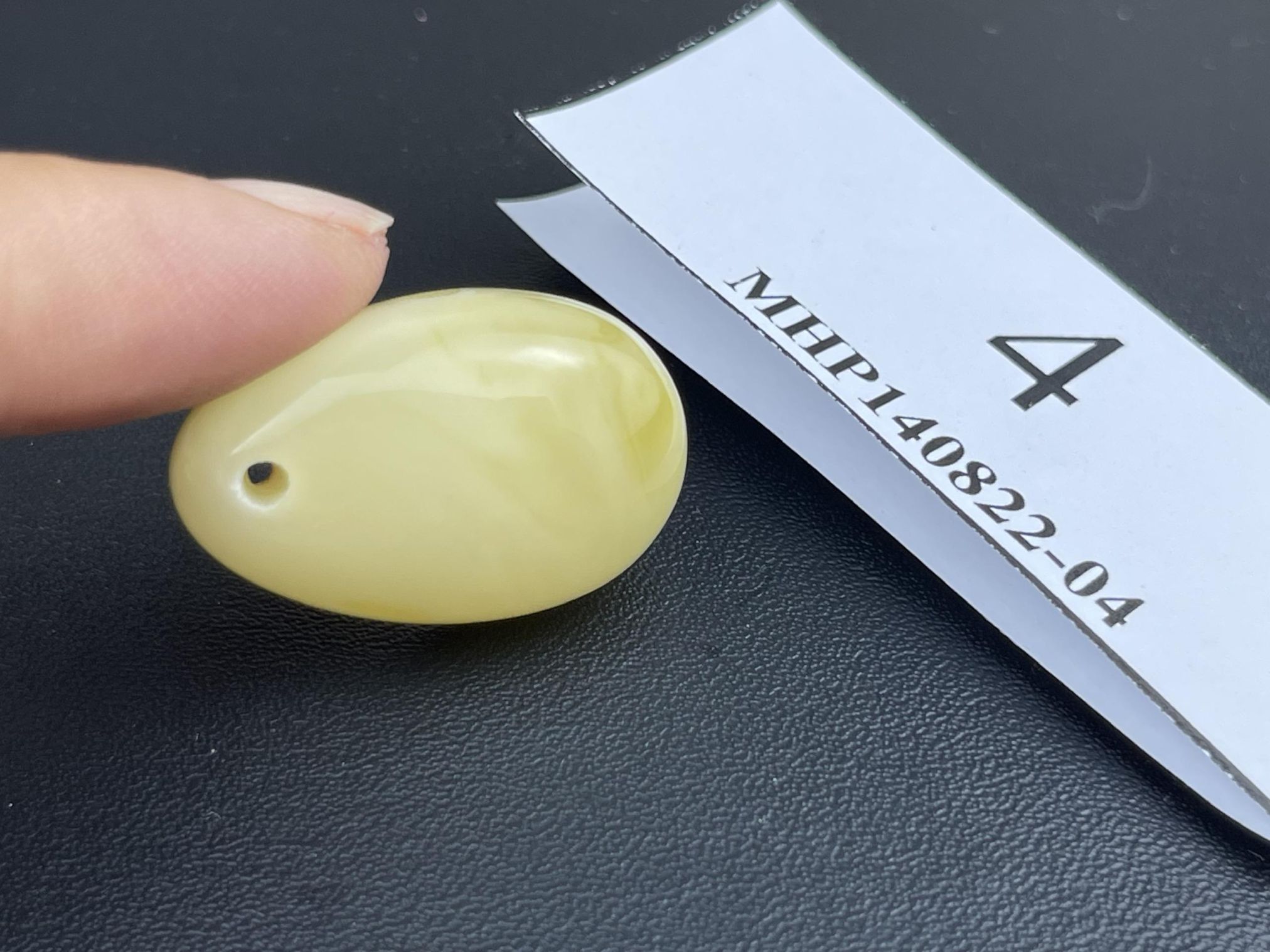 Đá hổ phách màu trắng tự nhiên MHP140822-04