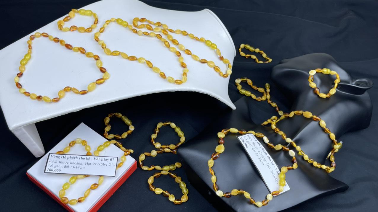 Bộ vòng tay, vòng cổ Hổ Phách cho bé màu vàng sữa hạt thuôn 0709