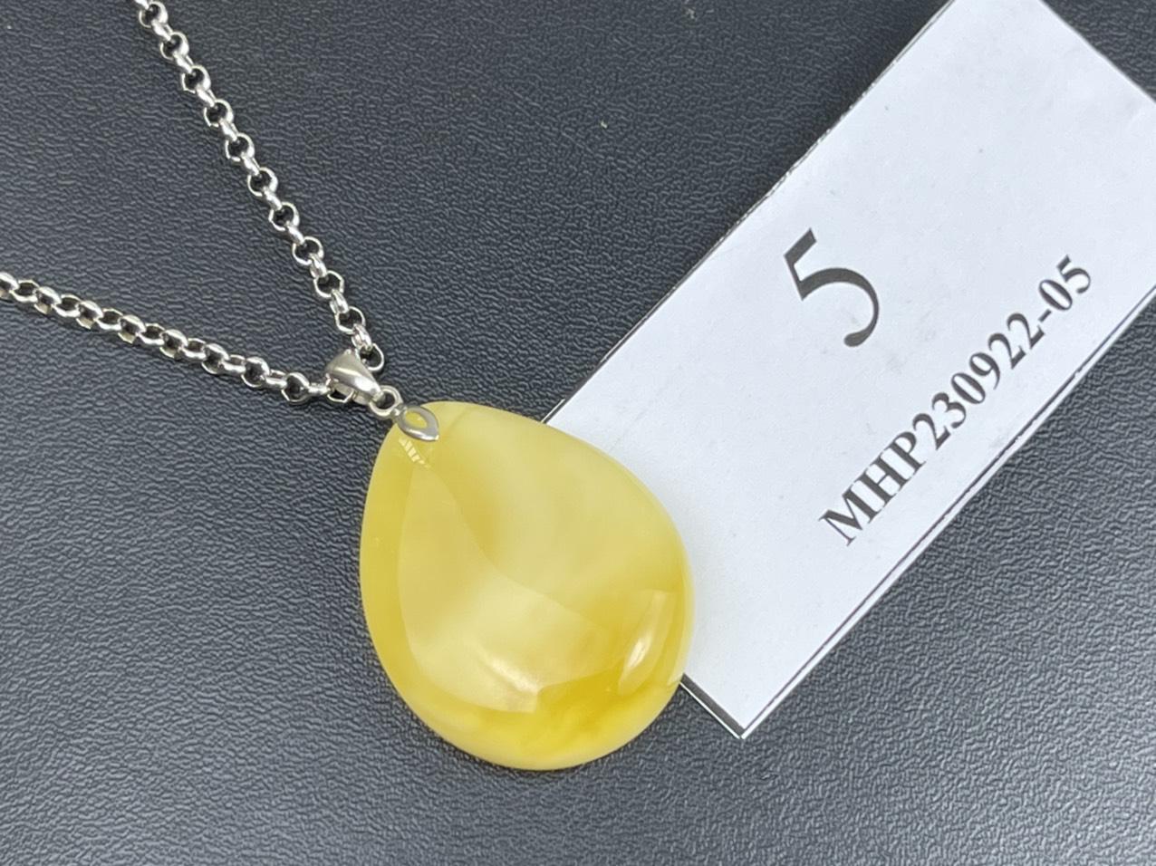 Mặt dây chuyền hổ phách màu vàng bơ vân trắng sữa MHP230922-05