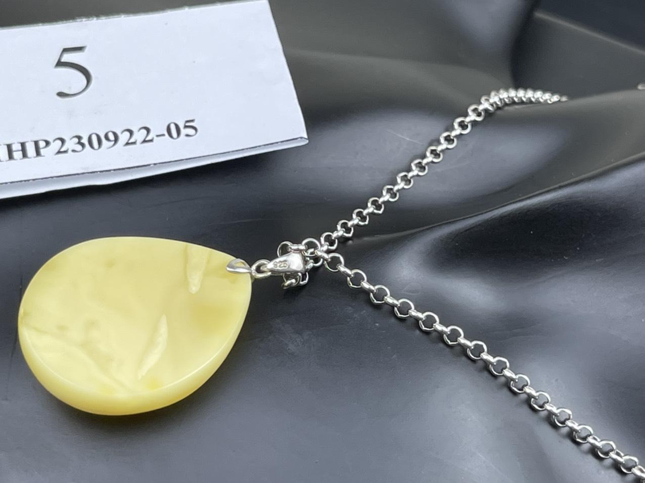 Mặt dây chuyền hổ phách màu vàng bơ vân trắng sữa MHP230922-05