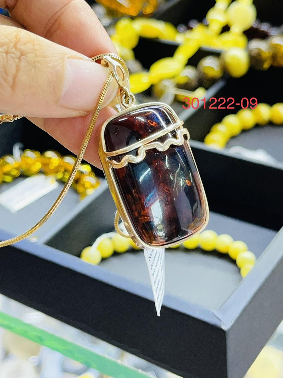 Huyết phách bọc bạc 925 mạ vàng có triện 925 trên thân móc MHP301222-09