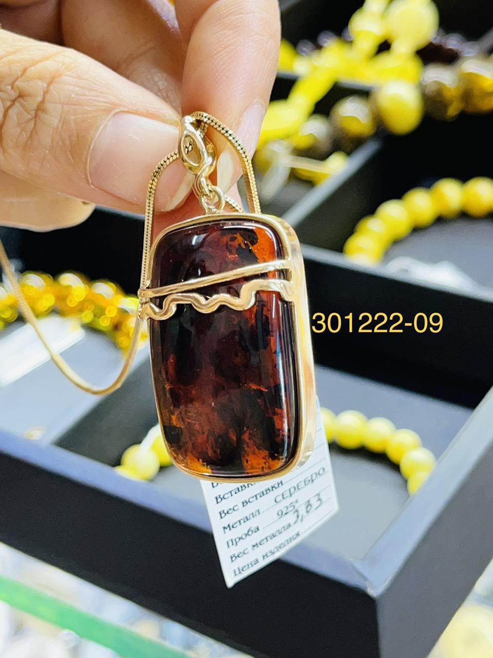 Huyết phách bọc bạc 925 mạ vàng có triện 925 trên thân móc MHP301222-09