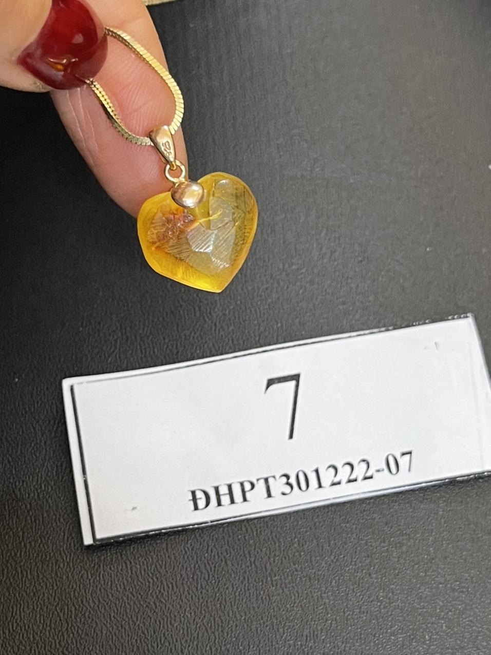 Mặt dây chuyền hổ phách hình trái tim độc, lạ ĐHPT301222-07