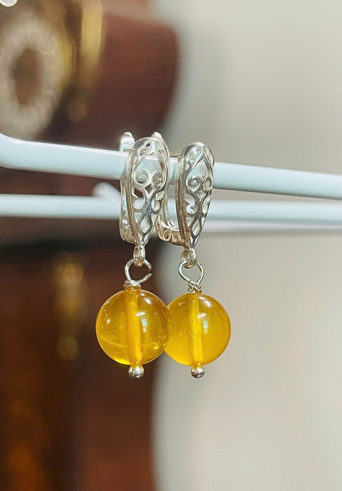 Bông Tai Hổ Phách Tự Nhiên – Sự Kết Hợp Hoàn Hảo Giữa Vẻ Đẹp Tinh Tế & Giá Trị Vĩnh Cửu