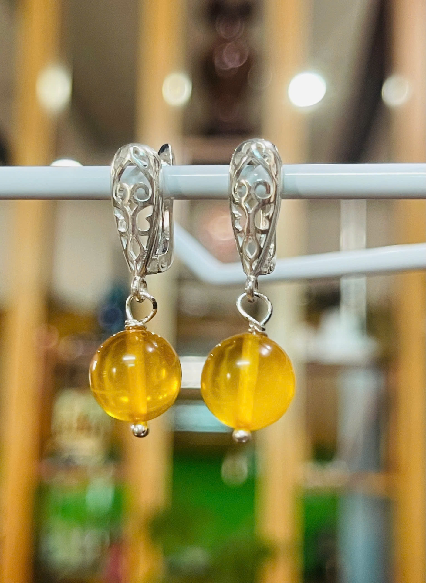 Bông Tai Hổ Phách Tự Nhiên – Sự Kết Hợp Hoàn Hảo Giữa Vẻ Đẹp Tinh Tế & Giá Trị Vĩnh Cửu
