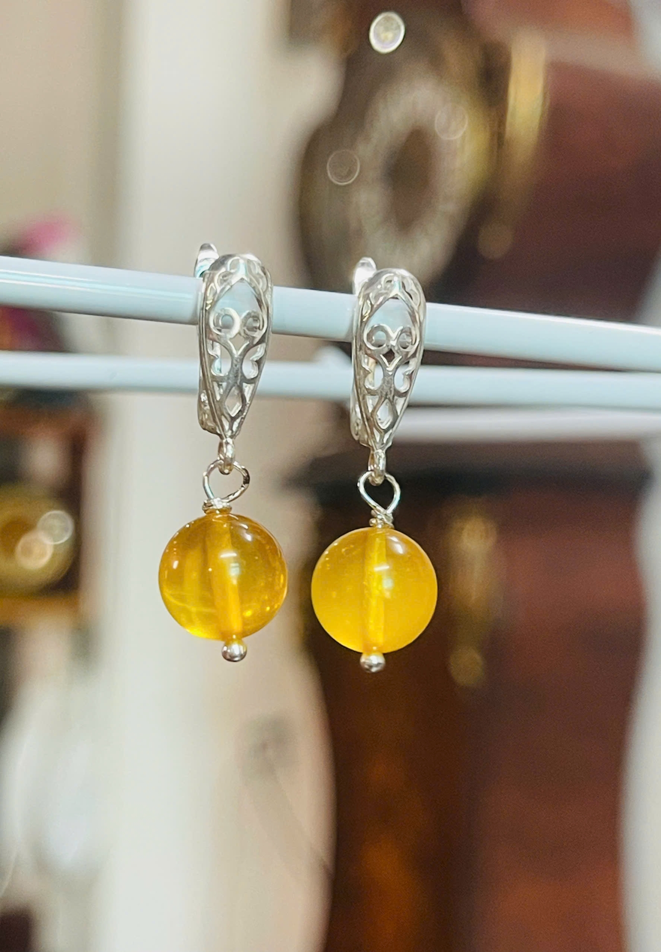 Bông Tai Hổ Phách Tự Nhiên – Sự Kết Hợp Hoàn Hảo Giữa Vẻ Đẹp Tinh Tế & Giá Trị Vĩnh Cửu