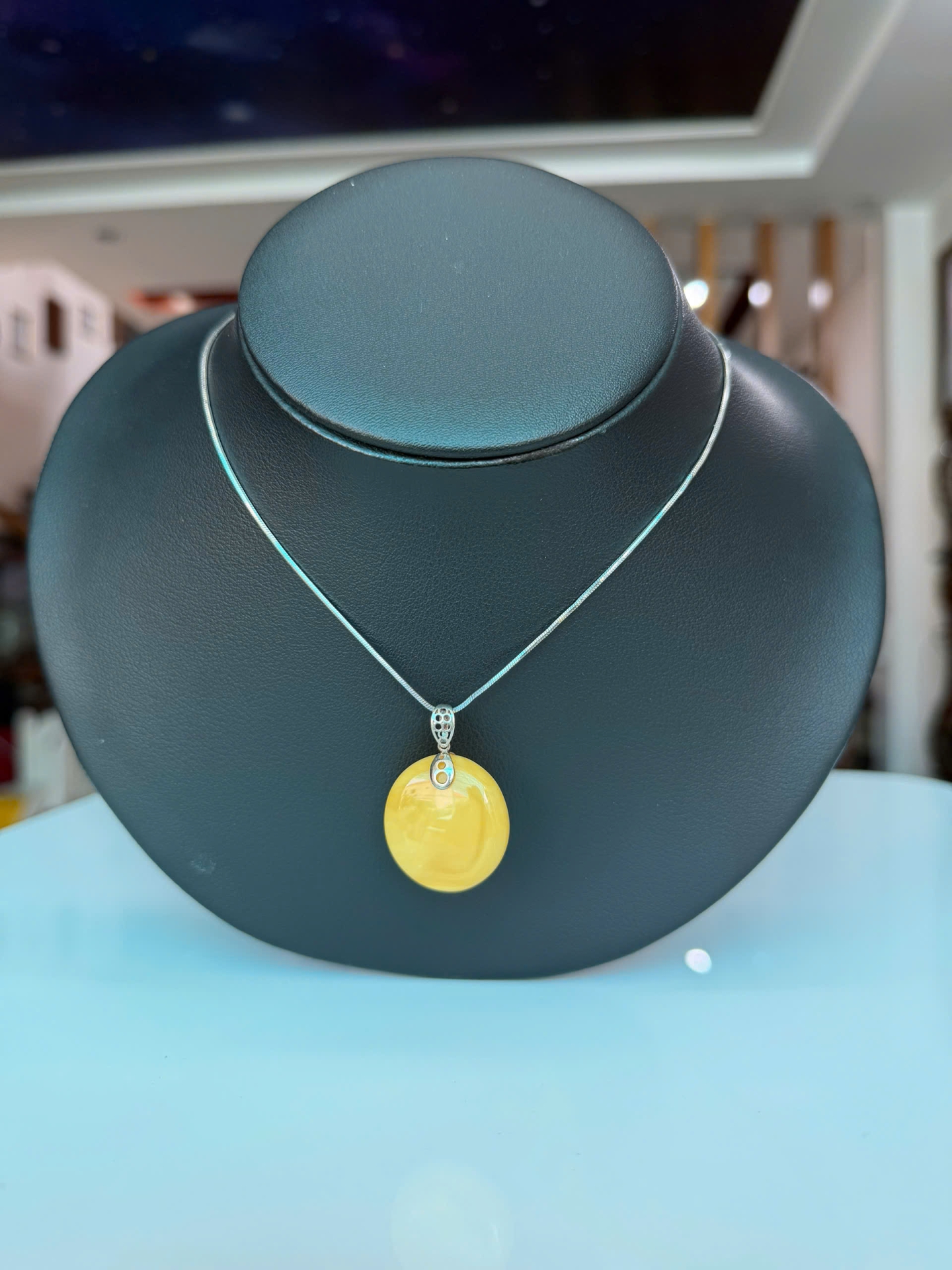 Mặt dây chuyền hổ phách MHP230110-08