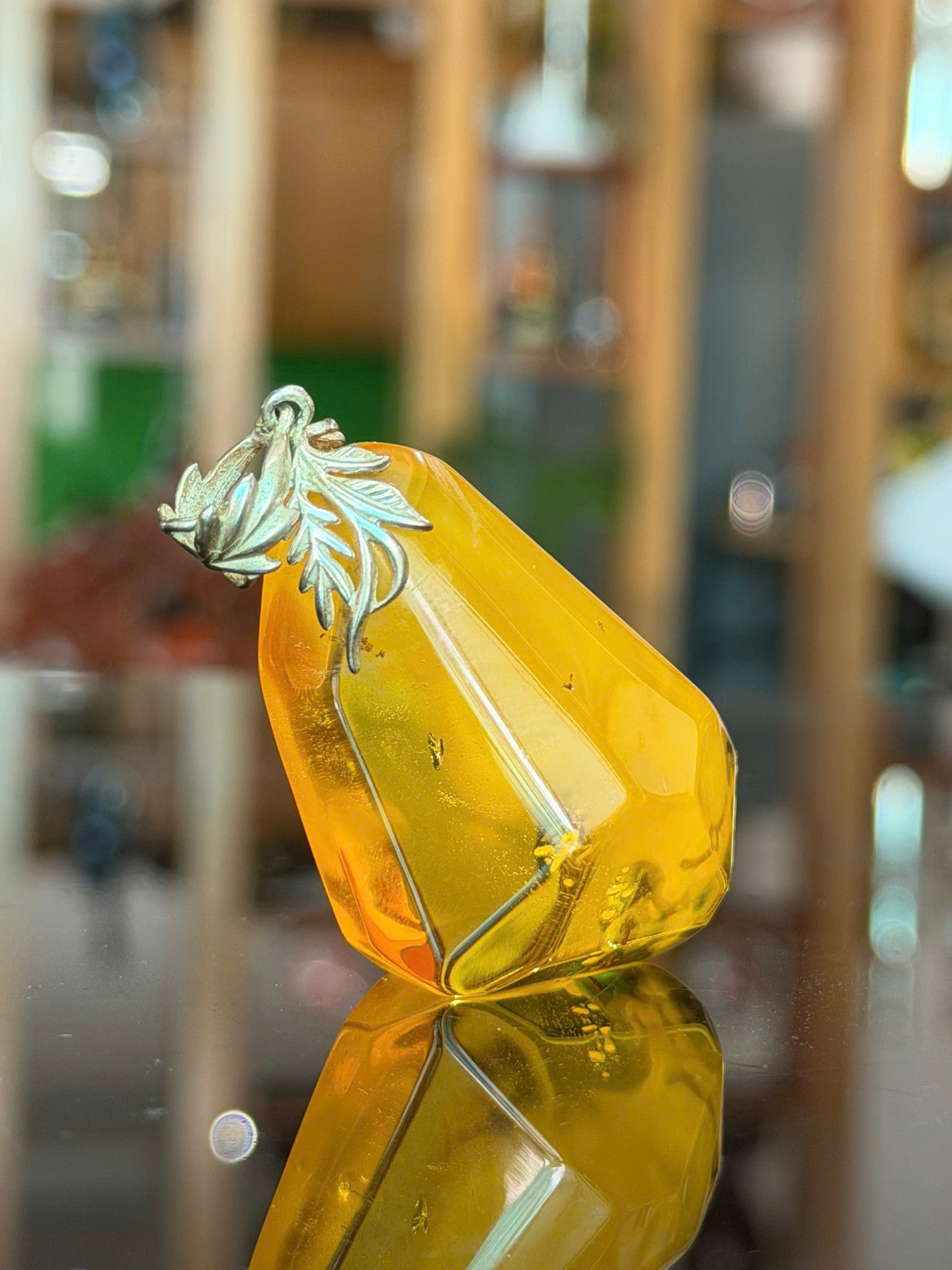 Mặt dây chuyền hổ phách MHP010422-02