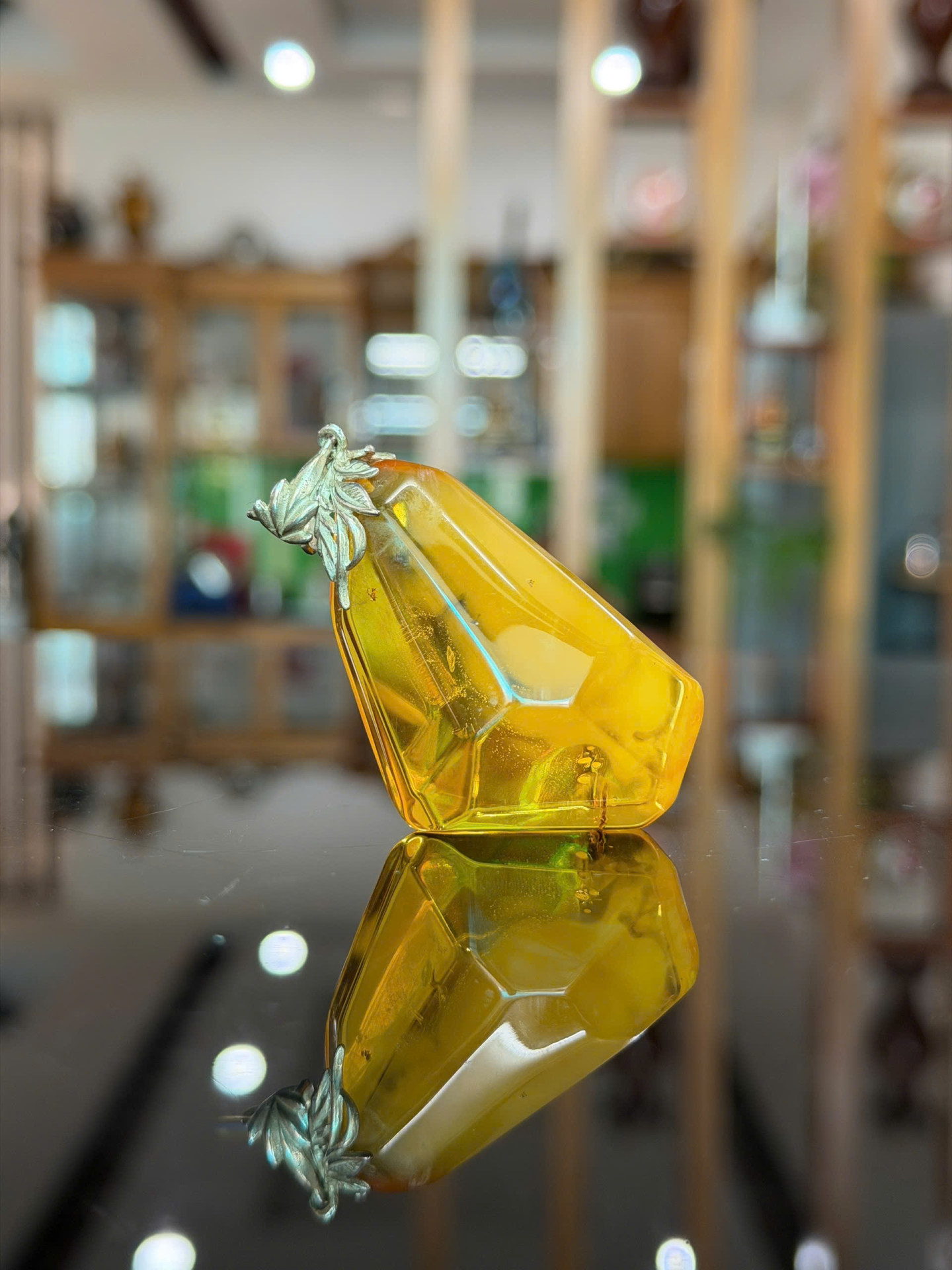 Mặt dây chuyền hổ phách MHP010422-02