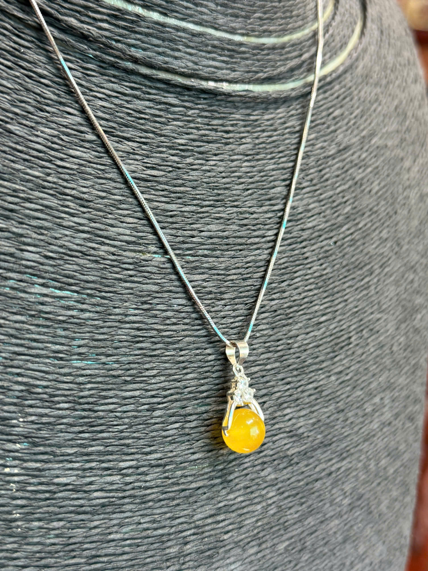 Mặt dây chuyền hổ phách Baltic tự nhiên – Móc bạc đính đá tinh tế, sang trọng