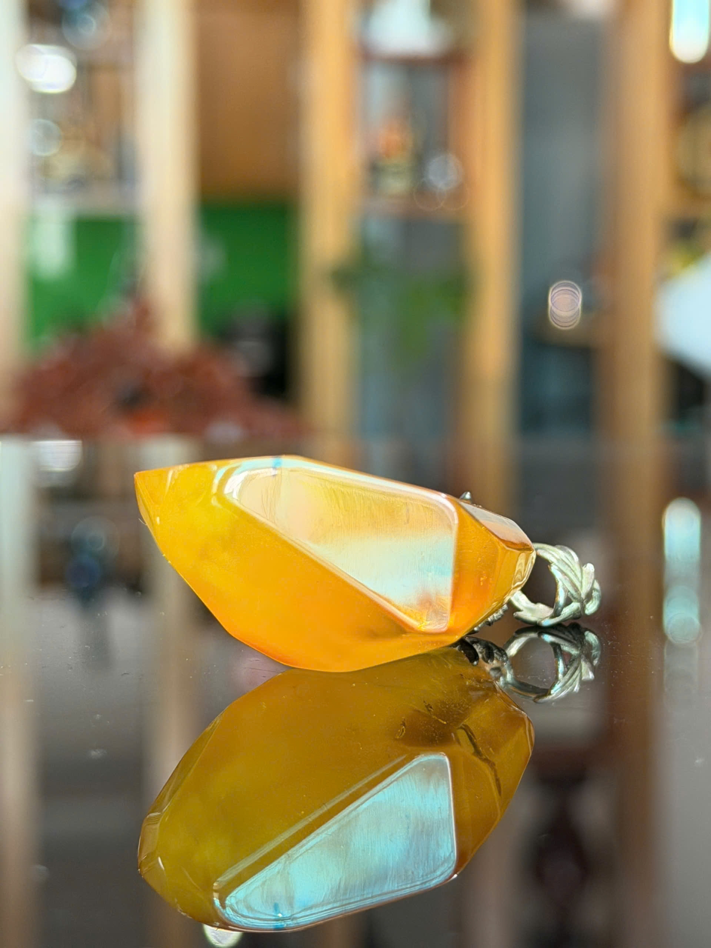 Mặt dây chuyền hổ phách MHP010422-02