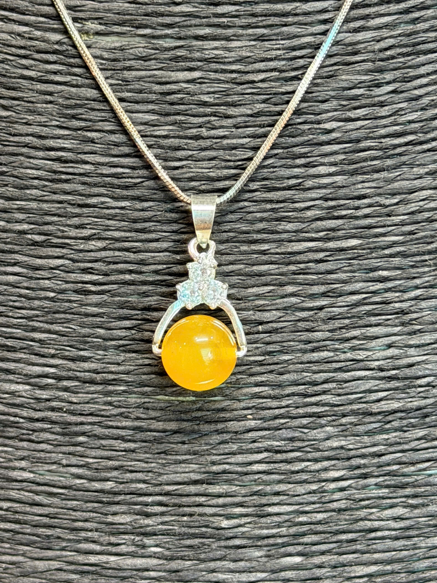 Mặt dây chuyền hổ phách Baltic tự nhiên – Móc bạc đính đá tinh tế, sang trọng