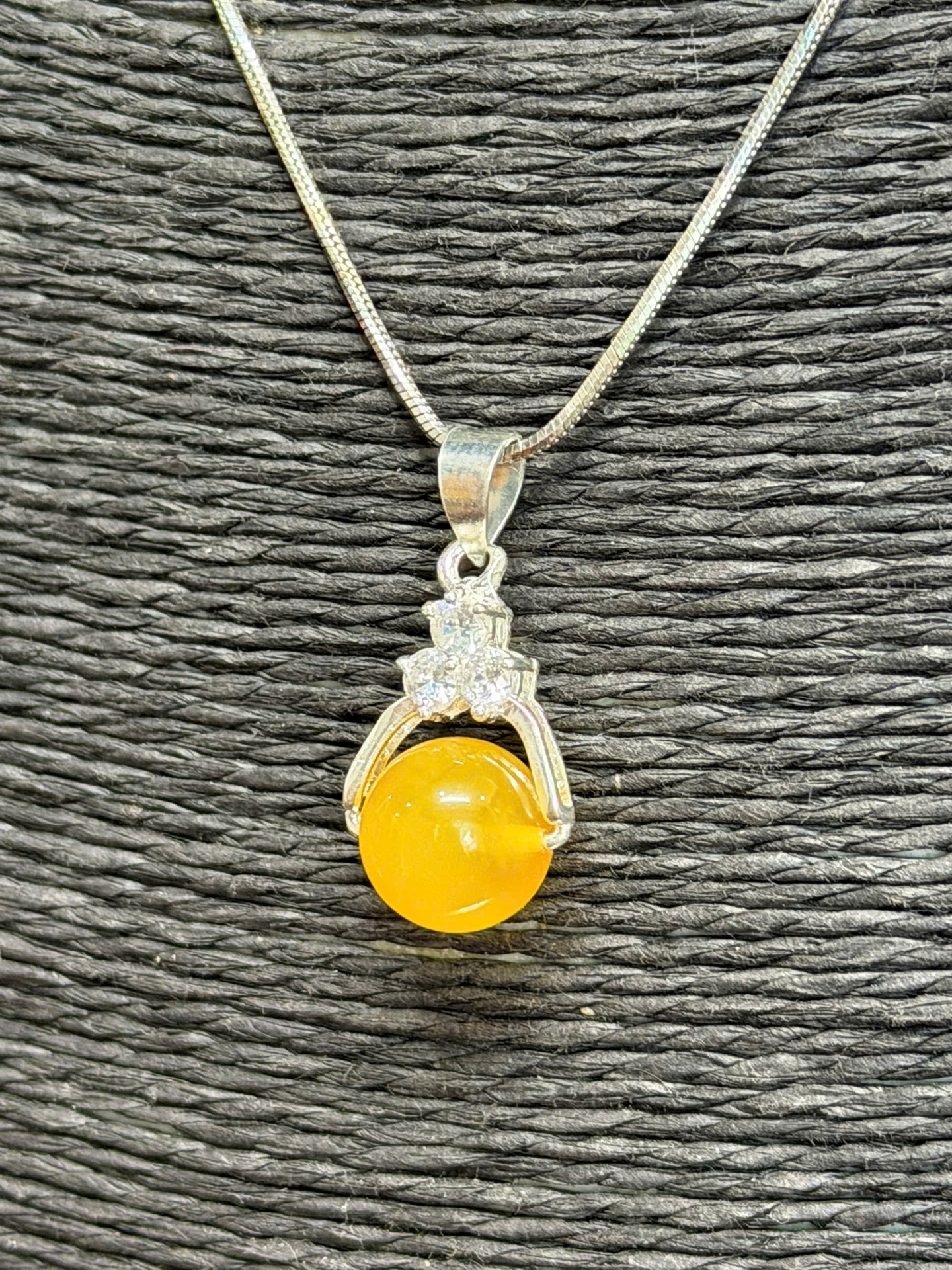 Mặt dây chuyền hổ phách Baltic tự nhiên – Móc bạc đính đá tinh tế, sang trọng