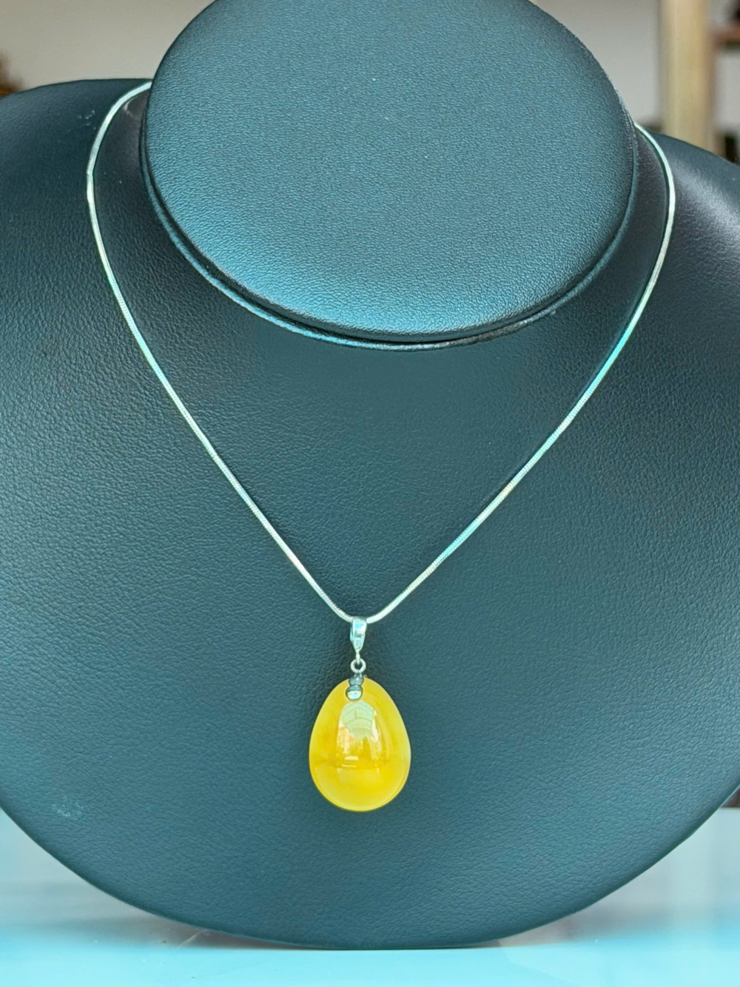 Mặt dây chuyền Hổ phách MHP230331-08