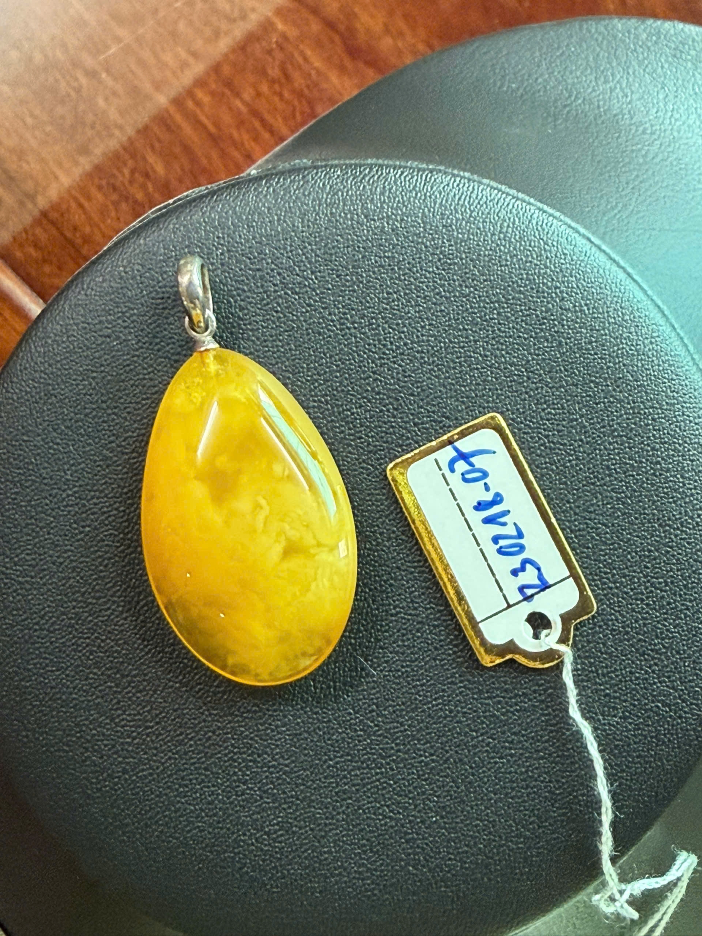 Mặt dây chuyền Hổ Phách Nga màu vàng móc bạc MHP230218-07