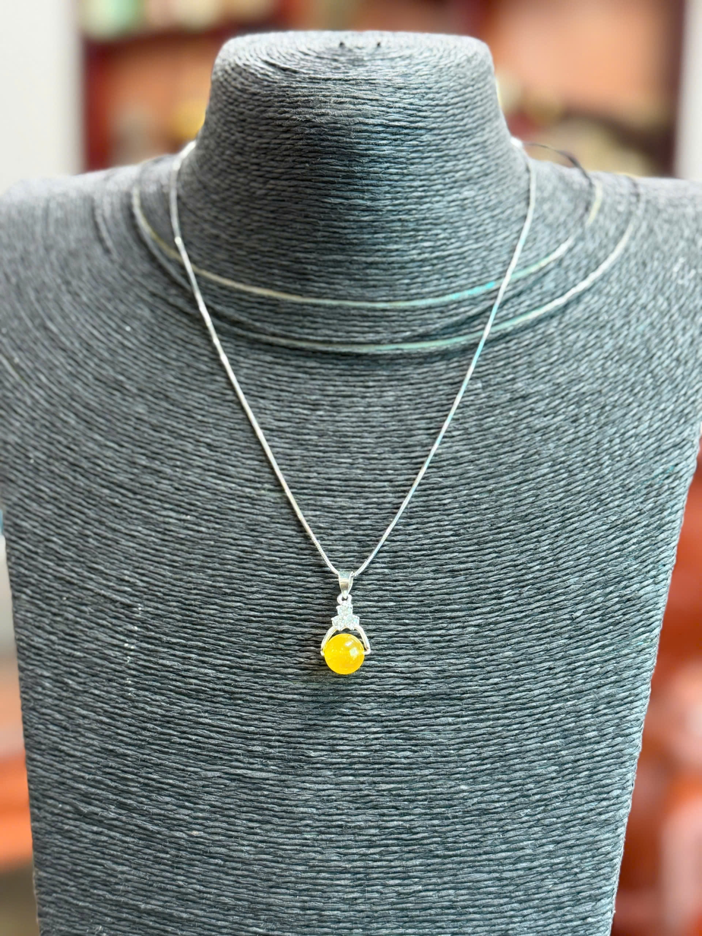 Mặt dây chuyền hổ phách Baltic tự nhiên – Móc bạc đính đá tinh tế, sang trọng