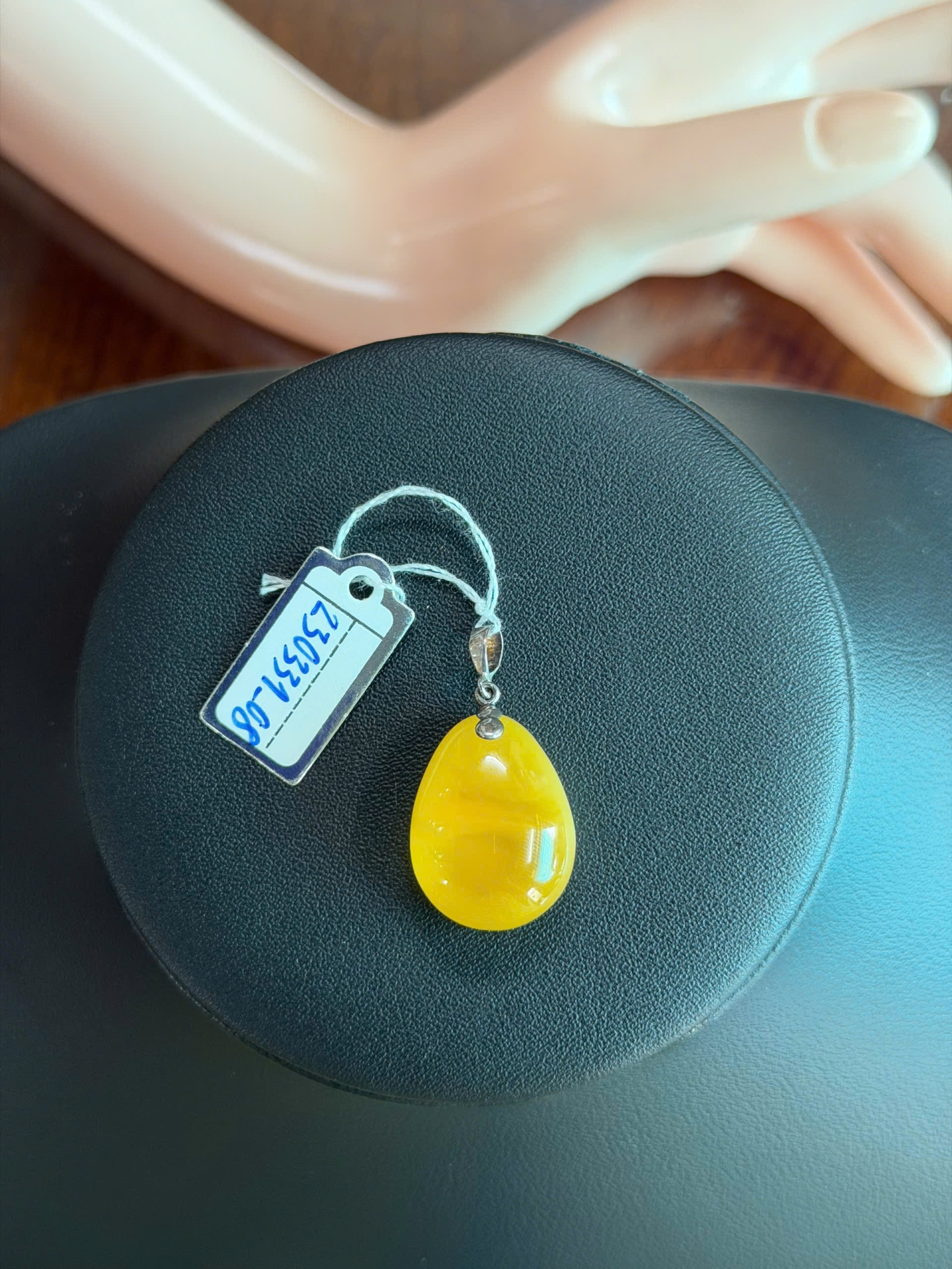 Mặt dây chuyền Hổ phách MHP230331-08