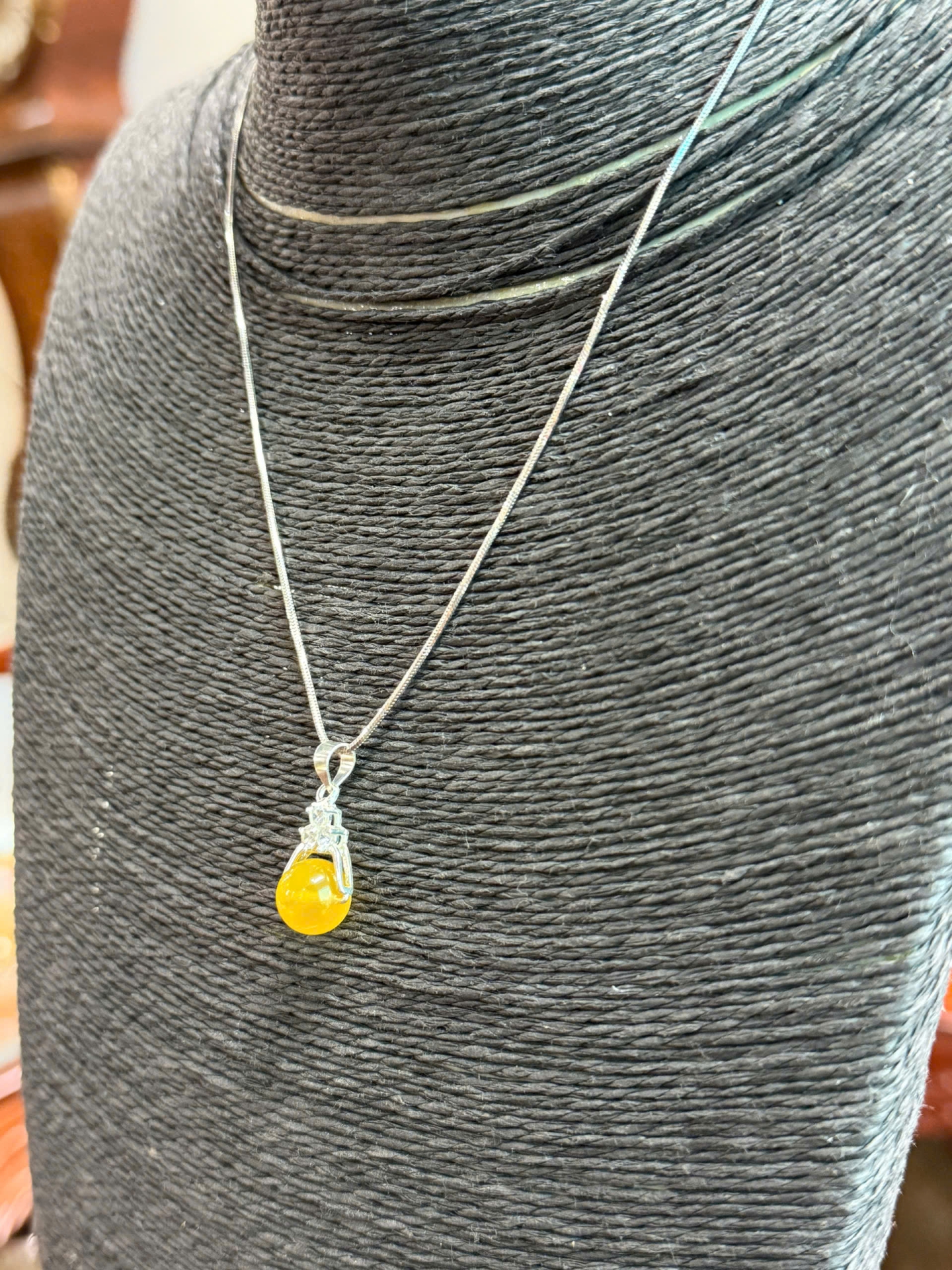 Mặt dây chuyền hổ phách Baltic tự nhiên – Móc bạc đính đá tinh tế, sang trọng