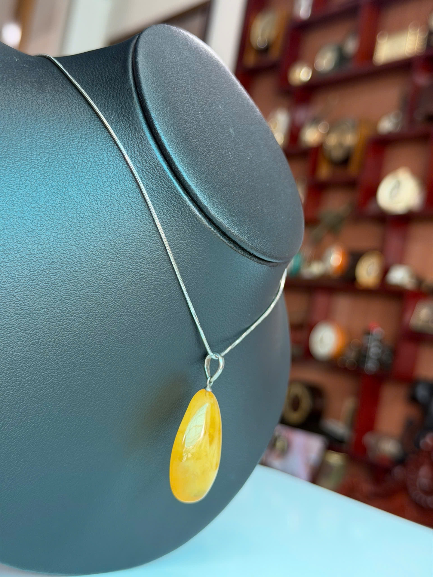 Mặt dây chuyền Hổ Phách Nga màu vàng móc bạc MHP230218-07