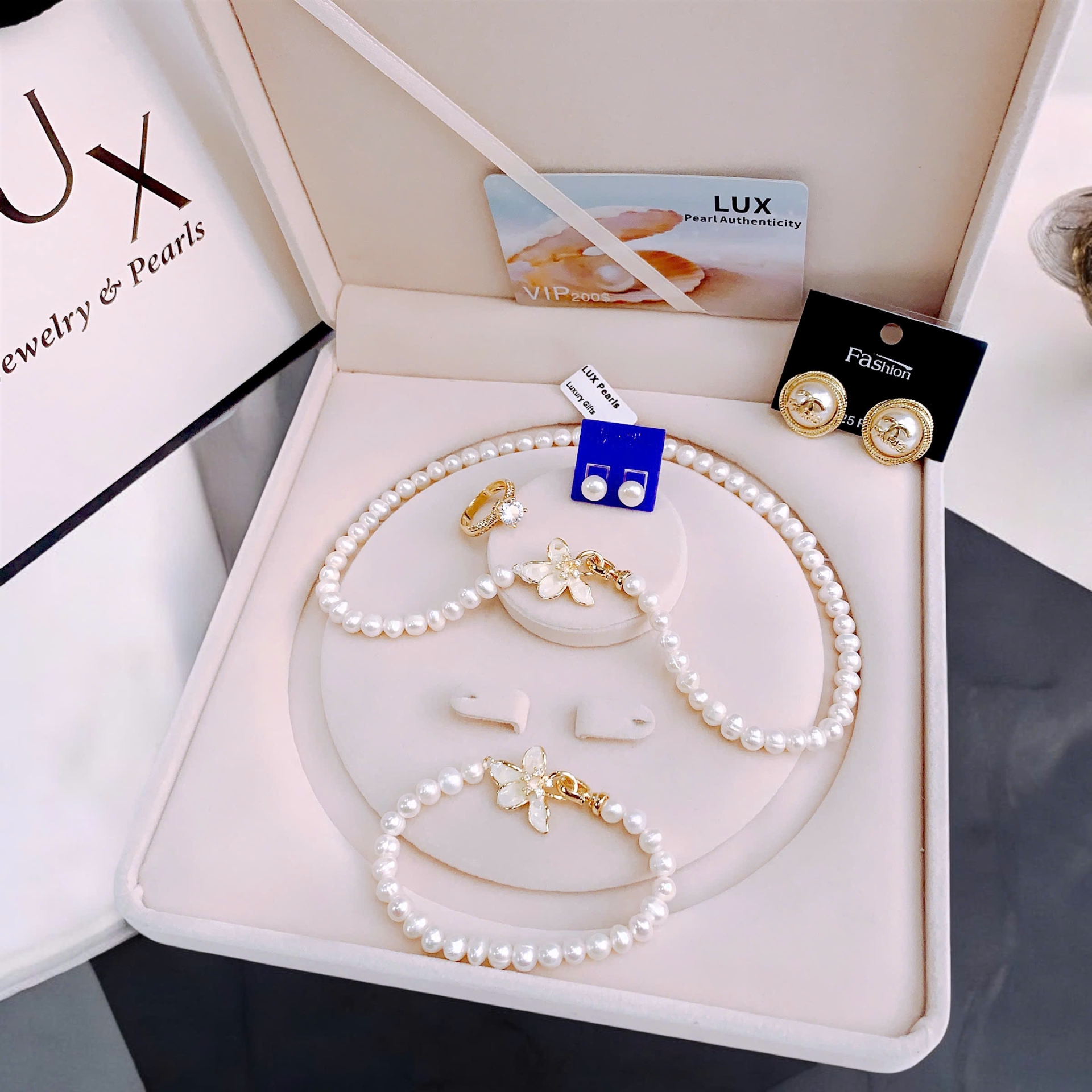 Set ngọc trai LUX P2095 – Đỉnh cao thanh lịch, tặng kèm nhẫn và hoa tai cao cấp