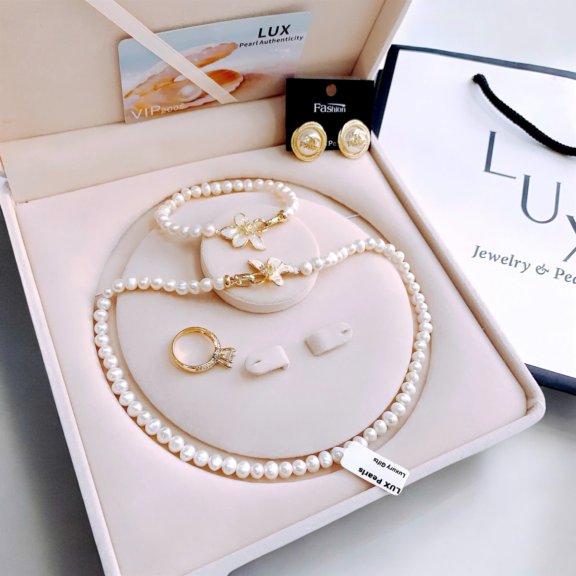 Set ngọc trai LUX P2095 – Đỉnh cao thanh lịch, tặng kèm nhẫn và hoa tai cao cấp