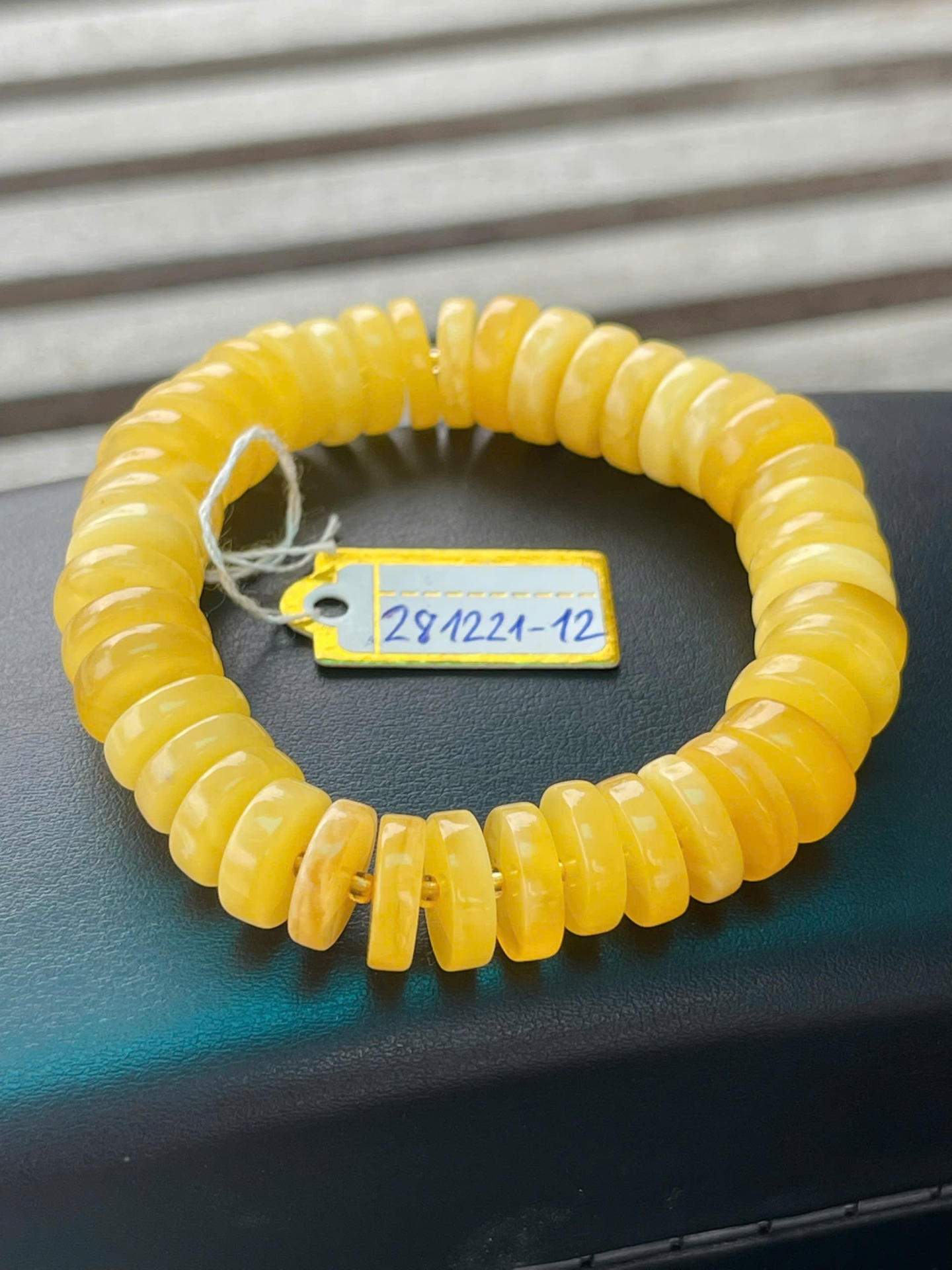 Vòng Tay Hổ Phách Nga tự nhiên hình bánh xe nút áo VHP281221-12 13g 11 ly size 14,3 cm