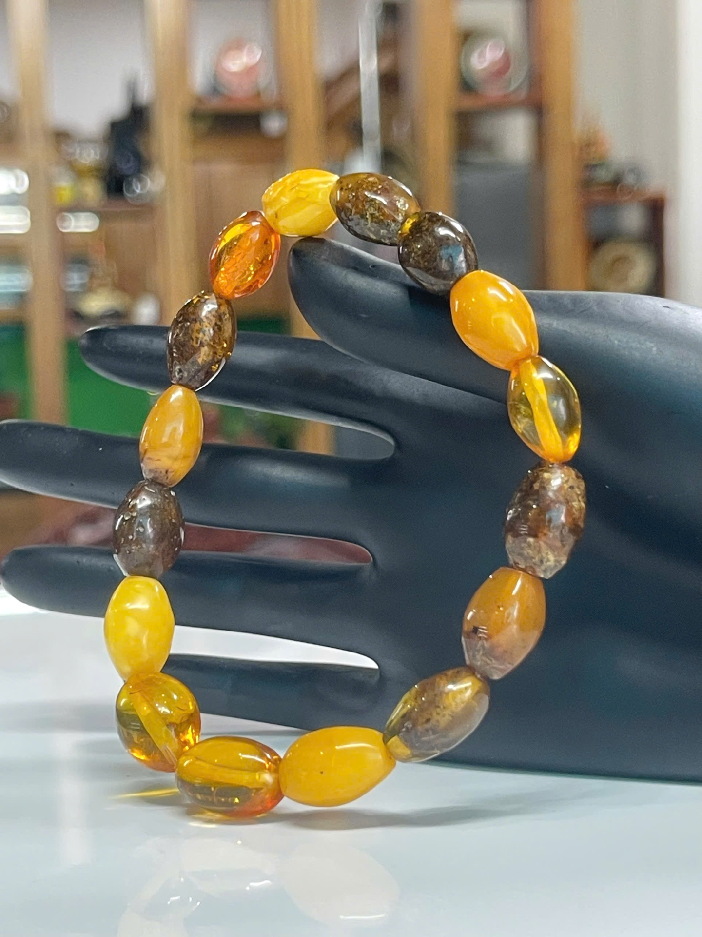 Vòng hổ phách Nga Baltic tự nhiên 100% – Nguyên khối hạt oval phối màu cổ điển, đeo rất “có hồn” VHP181225-02