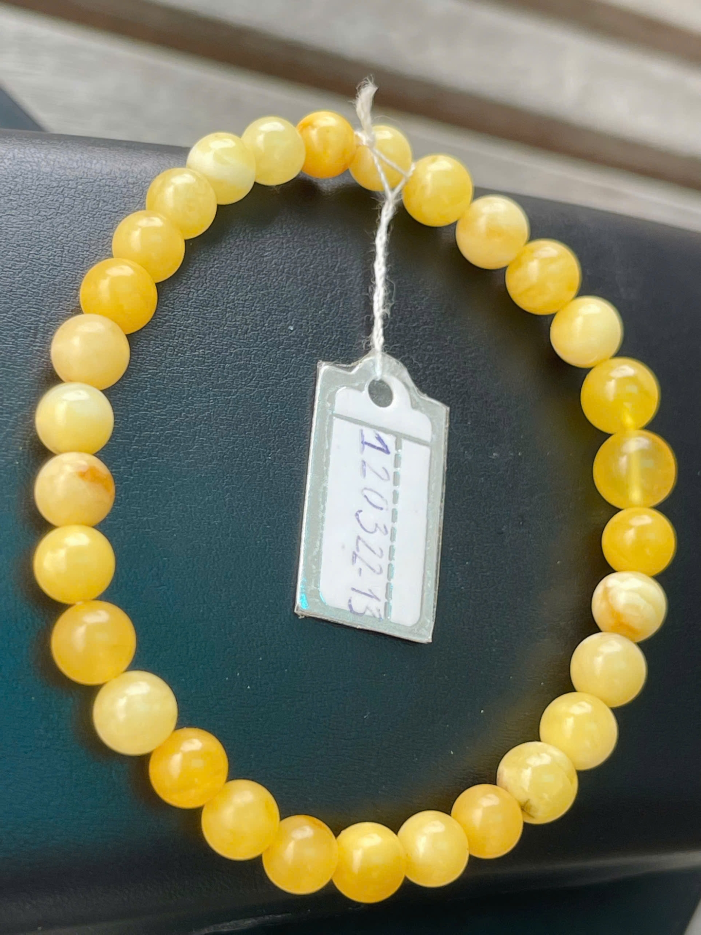 Vòng tay Hổ Phách Nga tự nhiên VHP120322-13 4,6g 6,7 ly size 16