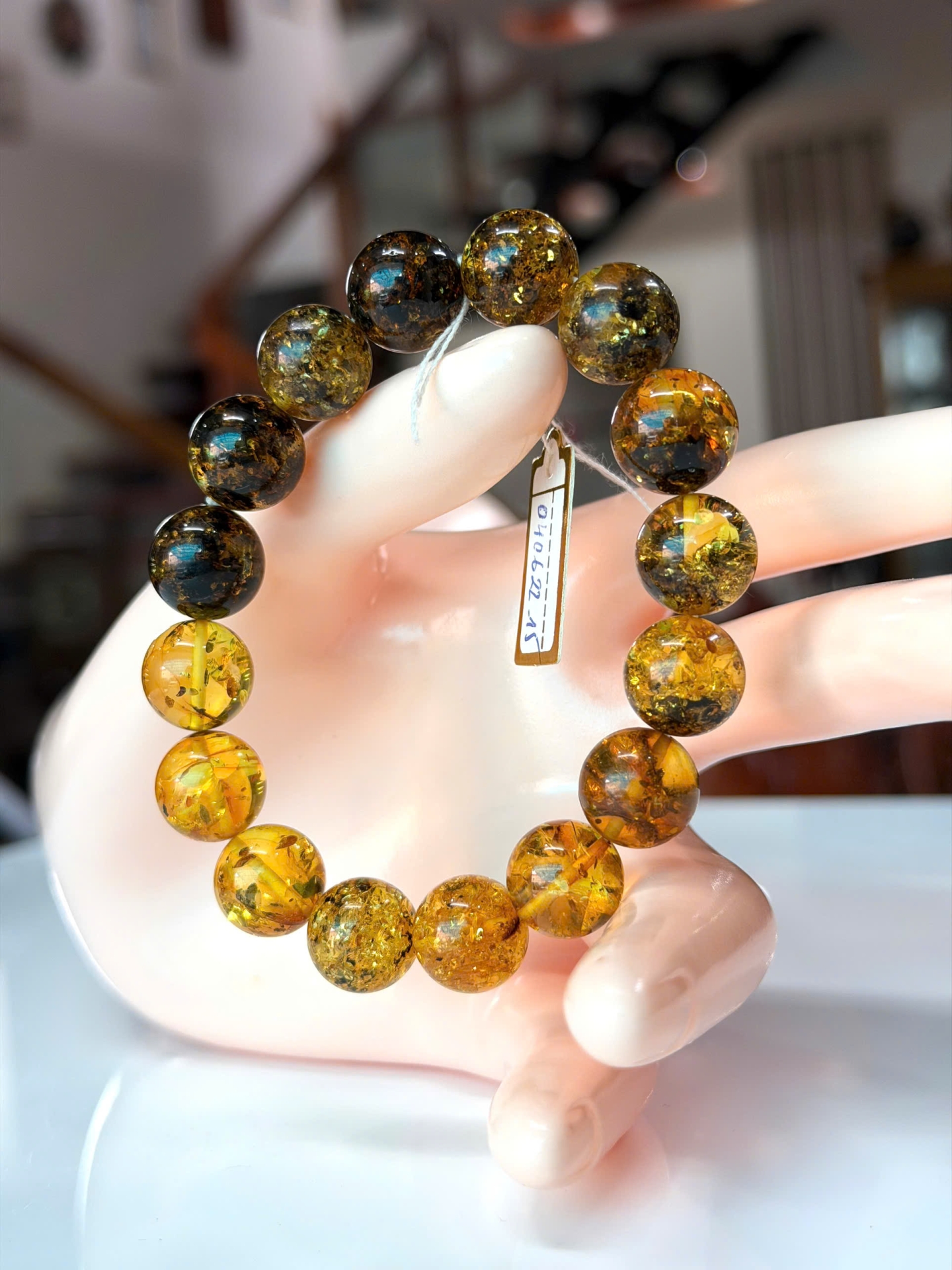 Vòng tay hổ phách tự nhiên nguyên khối cao cấp – mang lại sự bình an và sức khỏe VHP040622-15